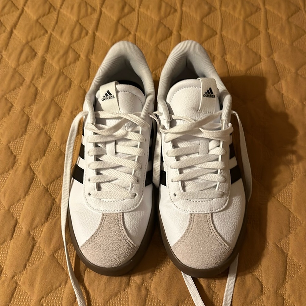 Like new 7.5 adidas court 3.0 sneakers